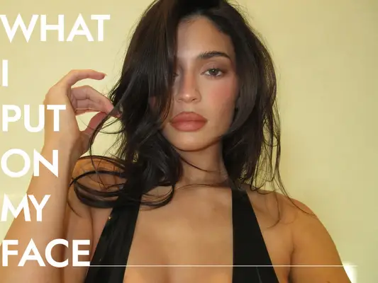 L'ultimo lancio di trucco di Kylie Jenner riflette la sua era Less is More