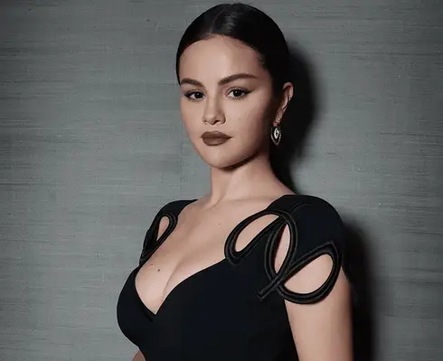 Selena Gomez's Fall Lip Combo er blød Goth -perfektion