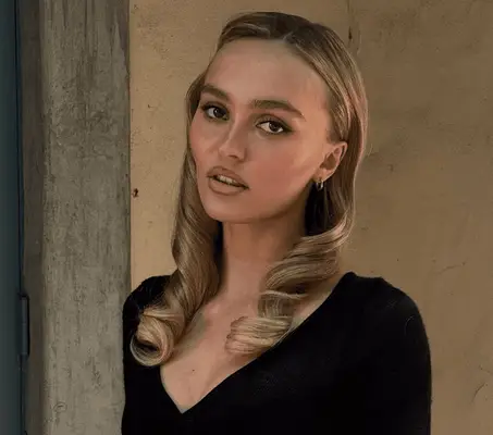 Lesklé nahé nehty Lily Rose Depp jsou leštěné podzimní mani