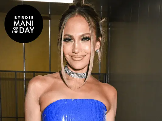Jennifer Lopez 'Astral Flash' Mani ist die schärfe Sommernagelinspiration