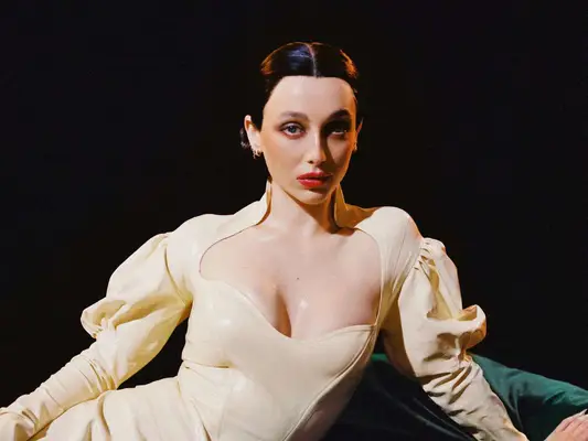 Les ongles argentés célestes d'Emma Chamberlain méritent une place sur votre planche d'humeur de printemps