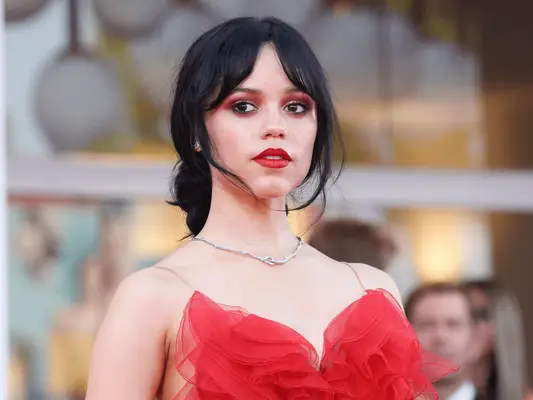 Dette er Jenna Ortegas hemmelighed for perfekte, swoopy bangs