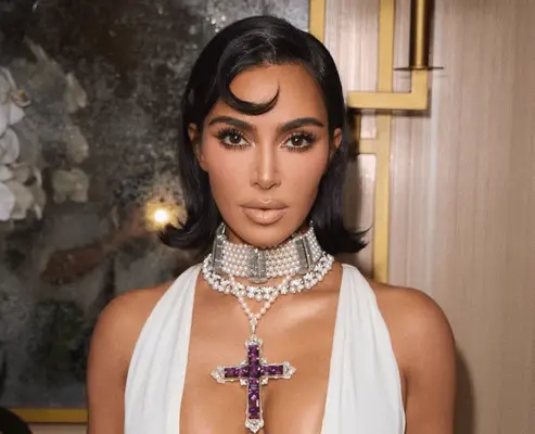 Betty Boop Bob de Kim Kardashian a mis un rythme rétro sur la coupe la plus cool de l'automne