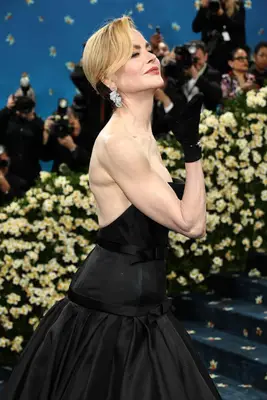 Nicole Kidman arrived at the 2025 Met Gala wearing her hair in an ultra-short pixie with a swooped bang.