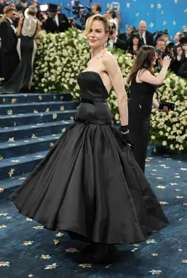 Nicole Kidman arrived at the 2025 Met Gala wearing her hair in an ultra-short pixie with a swooped bang.