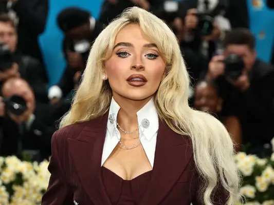 Sabrina Carpenter a échangé son éruption rebondissante contre un joli bob bouclé