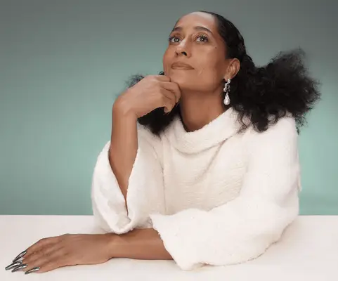 Tracee Ellis Ross '' Midnight Rainbow Nails 'jsou nervózní zvrat v trendu Chrome