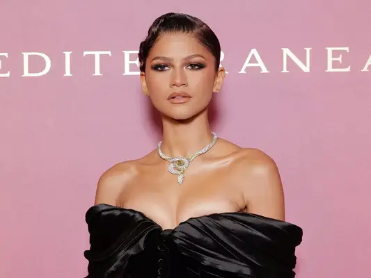 Las uñas rosa bebé de Zendaya son la manicura de transición perfecta