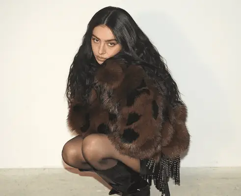 Secondo il parrucchiere di Charli XCX, Brat Hair è tutto su un atteggiamento