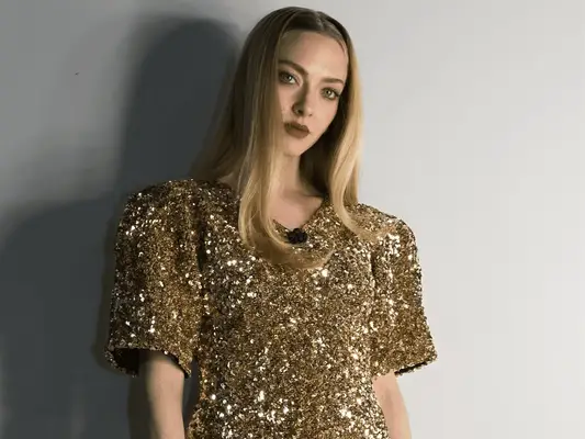 Amanda Seyfried está volviendo a poner el labio de la declaración en su tablero de humor esta primavera