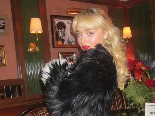 Sabrina Carpenters fru Claus Glam er et sjeldent rødt leppemoment