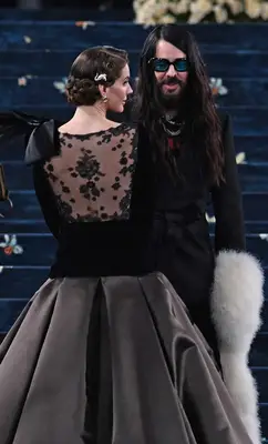 Lana Del Rey shows off her gold alligator hair pin during the 2025 Met Gala red carpet.