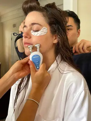 Molly Gordon prepping her skin for the 2024 Emmys