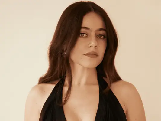 Molly Gordon kanaliserede '90'erne supermodeller ved Emmy Awards