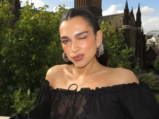 Prøv Dua Lipa's Sunset Blush for at varme op din Spring Makeup -rutine