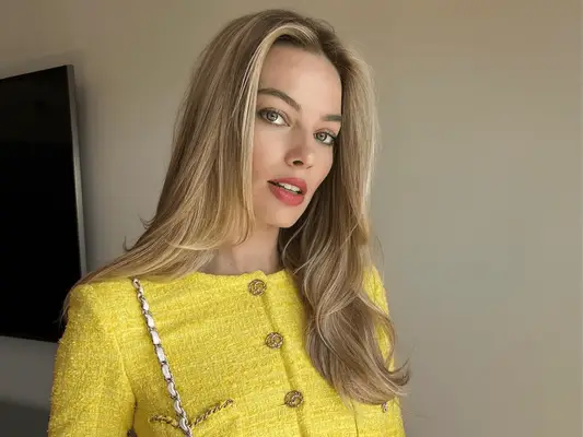 Margot Robbie canais Retro Barbie com um pônei saltitante e manicure de cereja
