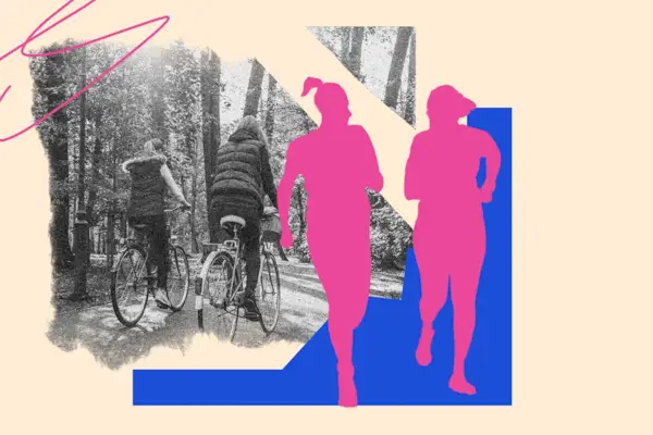 dwie osoby jadące na rowerach