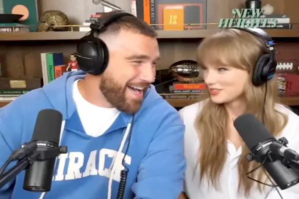 presentadores de podcasts conversando