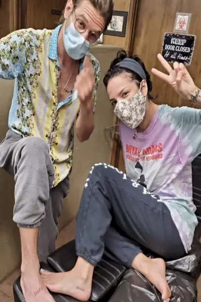 Avec qui Halsey sort-elle en 2021 ? Rencontrez son petit ami et son bébé papa Alev Aydin