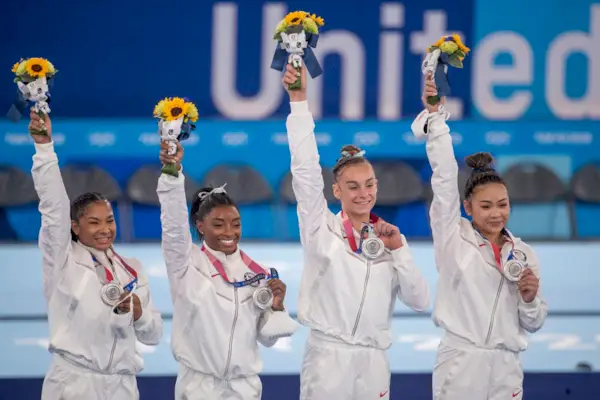 Kim jest chłopak Olivii „Livvy” Dunne? Poznaj baseballistę Paula Skenesa