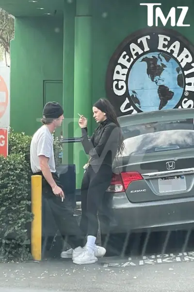 Co řeč těla Rosalíe a Jeremyho Allena Whitea z *té* fotografie prozrazuje o jejich začínající romantice