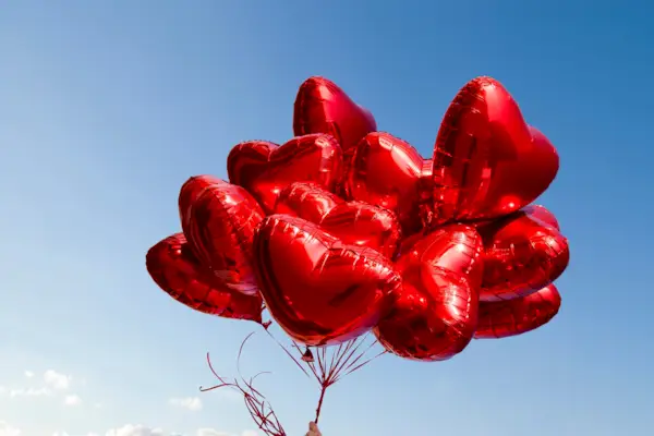 7 græske ord for kærlighed, og hvad de virkelig betyder, ifølge eksperter