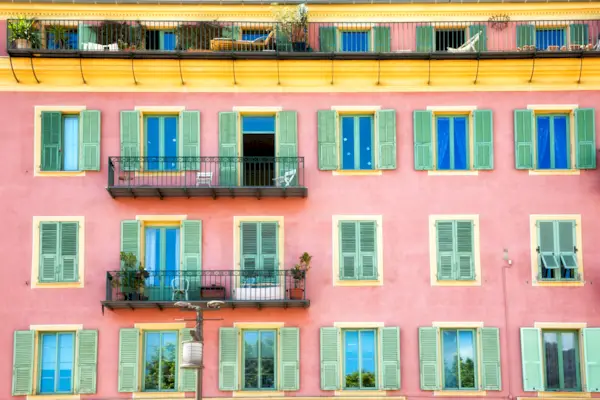 růžový dům, Francouzská riviéra, okenice, balkony