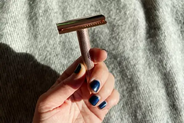 A hand holding a Oui the People The Single Sensitive Skin Razor