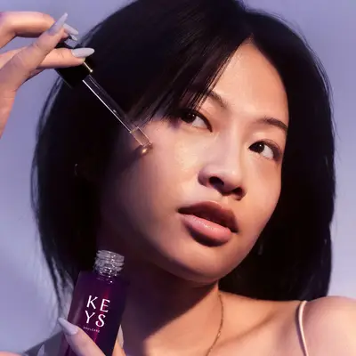 Model using the new Keys SOulcare Deeply Replenishing Squalane Facial Oil