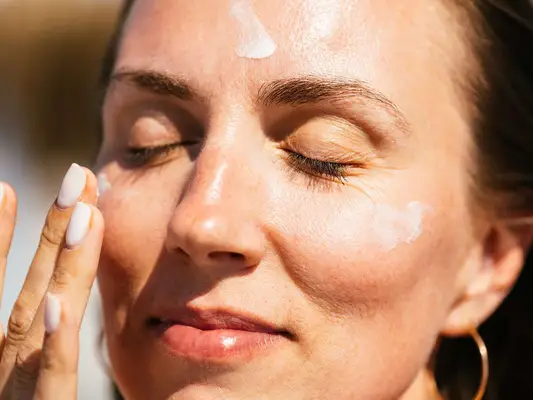 Quelles sont exactement des écrans solaires hybrides et sont-ils plus efficaces?