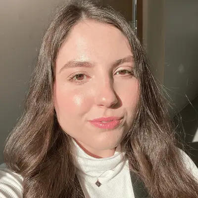 A close up of MYM Beauty associate editor Abby Dupes.