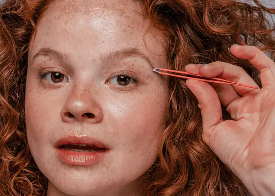 Plukning vs. voksning: Sådan vælger du den bedste teknik til fjernelse af hår