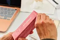 Hands opening Iris & Romeo Weekend Skin SPF 50 + Vitamin C + Glow box