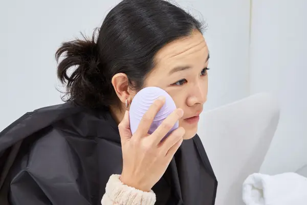 A person using the Foreo Luna 3 on their cheek