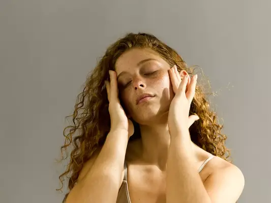 Ich habe eine Schröpfbehandlung für das Gesicht ausprobiert, um meine Tränensäcke loszuwerden – hier erfahren Sie, wie es geklappt hat