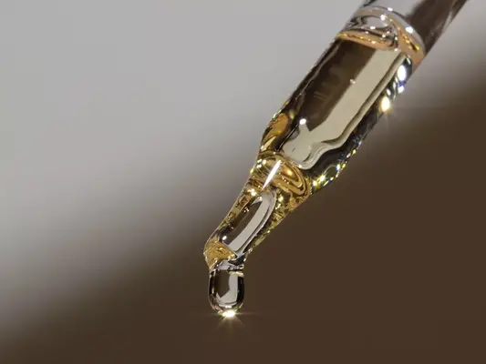 Tutto quello che devi sapere sugli oli per il viso, secondo gli esperti