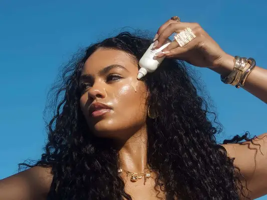 El dióxido de titanio probablemente esté en su etiqueta de protector solar mineral: aquí es lo que necesita saber al respecto