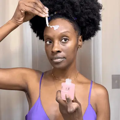 Essence Gant applying Clinique Moisture Surge Active Glow Serum