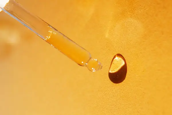 Como usar óleo de bebê para uma pele macia e hidratada, de acordo com dermatologistas