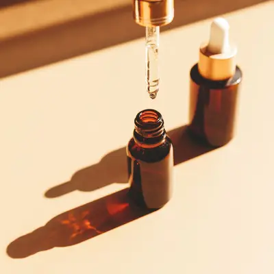 Ces huiles essentielles effaceront vos points noirs