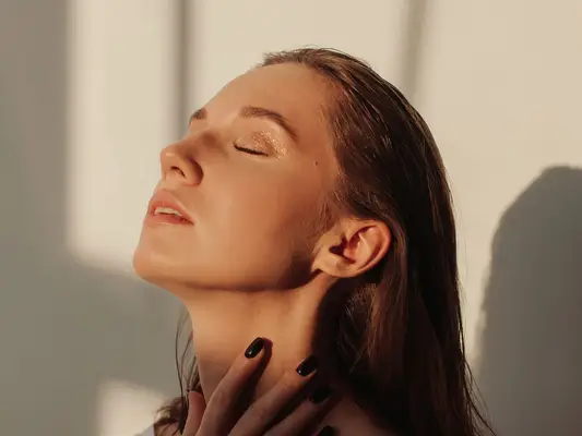 El cabello de la barbilla puede ser molesto, aquí es cómo pellizcarlo en el brote