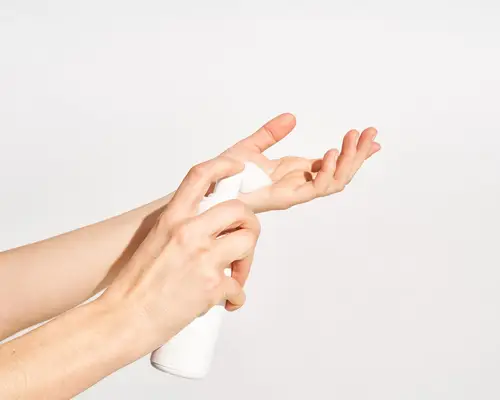 Você realmente deveria estar lavando seu rosto duas vezes por dia? Derms pesam