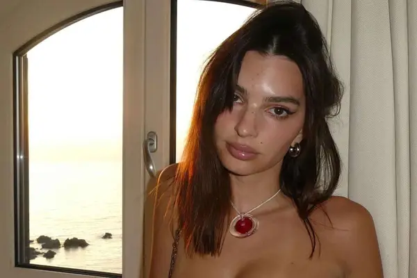 emily ratajkowski instagram selfie
