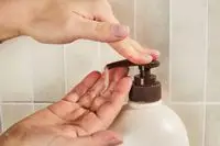 Person dispenses Aveeno Skin Relief Body Wash into their hand