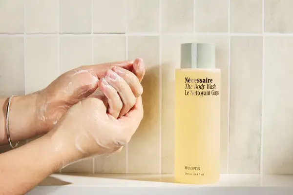 Person tests Nécessaire The Body Wash