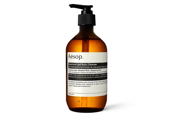 Person dispenses Nécessaire The Body Wash into their hand