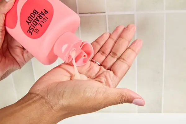 Person dispenses Isle of Paradise Confidently Clear Body Cleanser into their hand