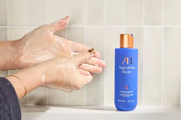 Person tests Augustinus Bader The Body Cleanser
