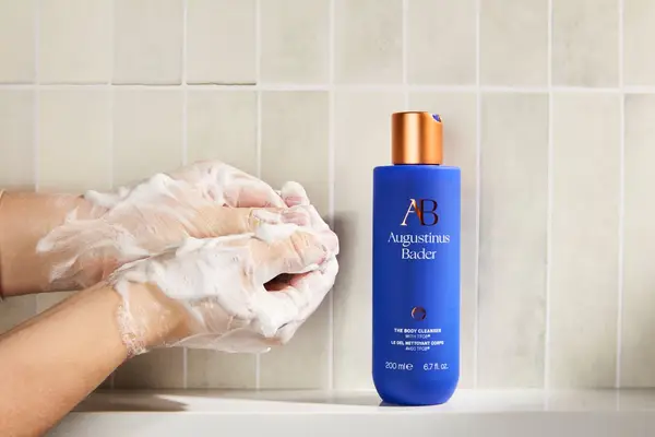 Person tests Augustinus Bader The Body Cleanser