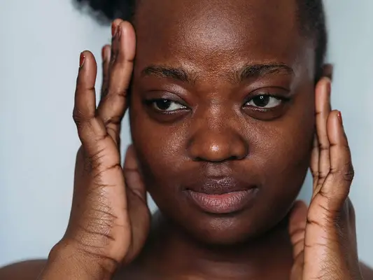 Verursacht Stress tatsächlich Falten? Ärzte wiegen ein